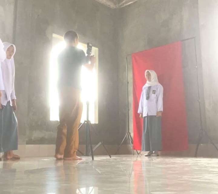 Peserta Didik Kelas 12 Lakukan Sesi Foto Ijazah